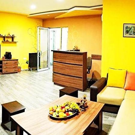 Domino Yerevan Hostel And Hotel Exterior foto