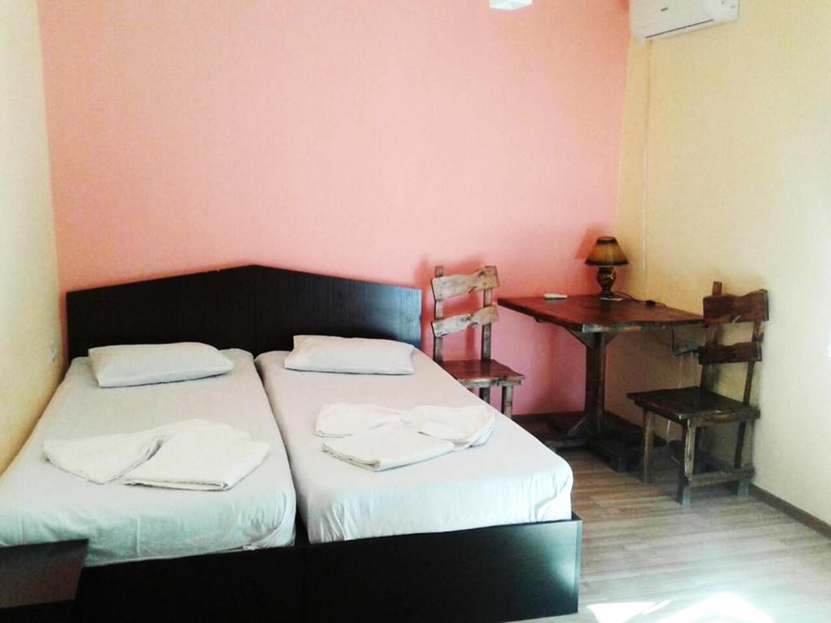 Domino Yerevan Hostel And Hotel Exterior foto